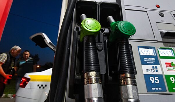 Цены на бензин немного снизятся, но осенью возобновят рост