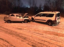 В Самаре после лобового столкновения двух отечественных авто пострадала 14-летняя девочка