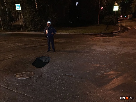 «Плиты обрушились, все размыло»: на перекрестке Вторчермета образовался провал и в него влетело авто