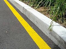 Желтая сплошная линия у края дороги: для чего нужна такая разметка