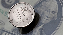 Рубль снижается к доллару в начале торгов