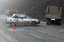 В Шадринске автоледи на ВАЗе врезалась в грузовик