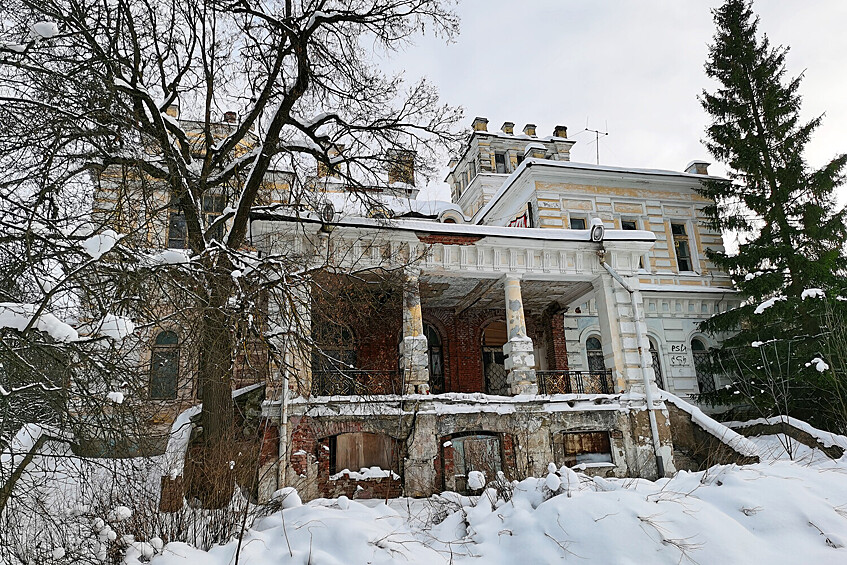 Бывшая усадьба преуспевающего булочника Дмитрия Филиппова находится недалеко от Подольска внутри поселка Спортбазы. На территории сохранились главный дом, остатки парка и валы древней крепости. Эклектичный двухэтажный особняк был возведен на рубеже XIX-XX веков на высоком обрыве. Архитектором здания стал известный мастер модерна Николай Эйхенвальд.