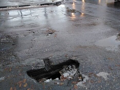 Саратовские водители пожаловались на глубокую яму в центре города