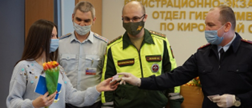В Кировской области автоинспекторы совместно с сотрудниками военной автомобильной инспекции поздравили автоледи, получивших водительские удостоверения