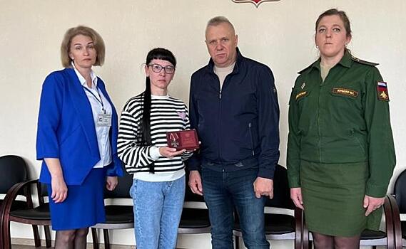 В Курской области семьям погибших в СВО передали Ордена мужества