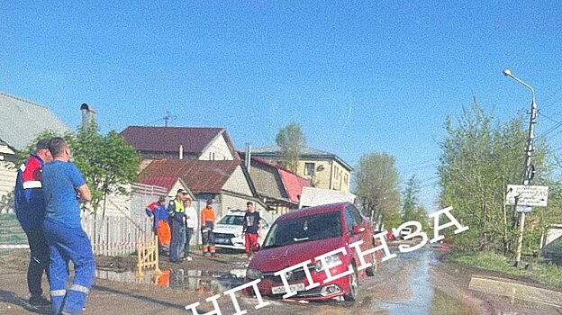 На улице Галетной в Пензе под землю ушло колесо Renault