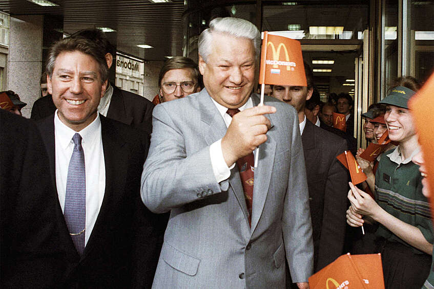 Президент России Борис Ельцин на церемонии открытия второго ресторана «Макдоналдс» в Газетном переулке в Москве, 1993 год
