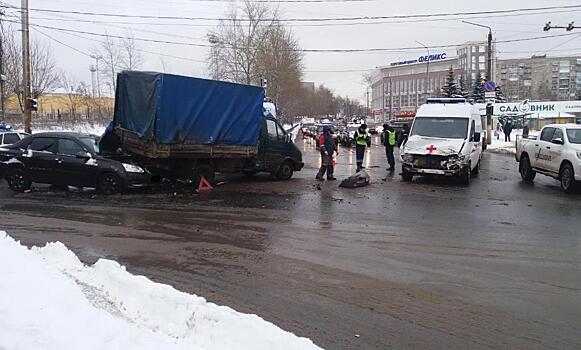 В Кирове за прошедшие выходные произошло два ДТП с участием спецтранспорта