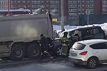 В Новосибирске внедорожник загорелся посте столкновения с грузовиком