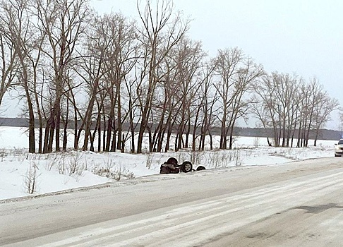 Автомобиль опрокинулся в кювет на кузбасской трассе