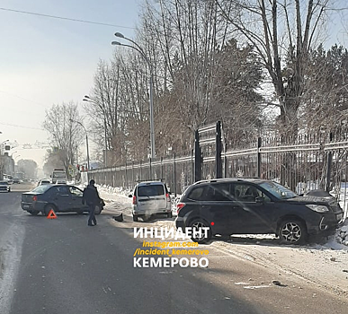 Иномарки столкнулись возле кемеровского парка