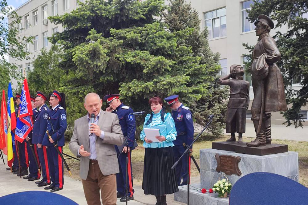 В Волжском открыли памятник российскому казачеству