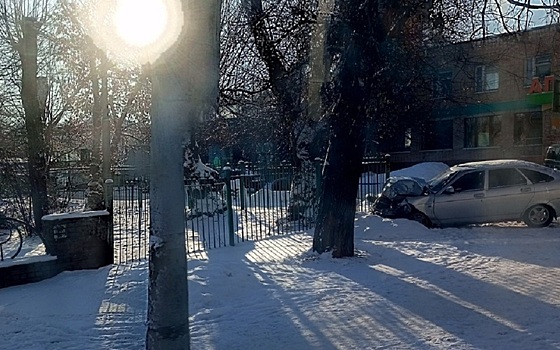 В Рязани Lada устроила ДТП с забором ОКБ имени Семашко