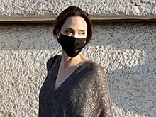 Редкий выход: Анджелина Джоли в люксовом образе прогулялась по набережной в Венеции