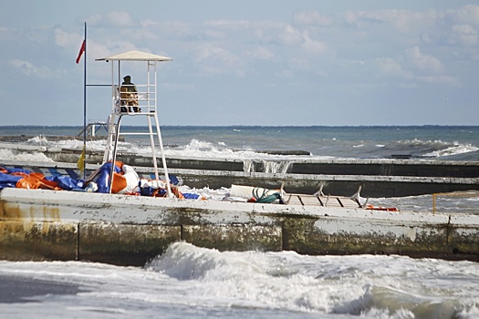 На Кубани госпитализировали 12 подростков после купания в море