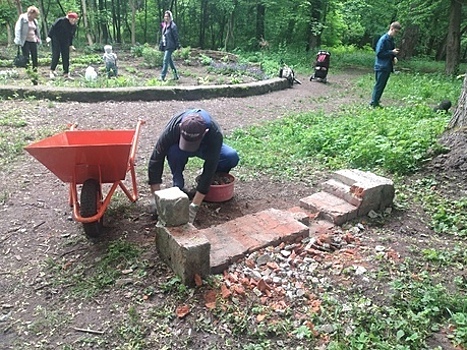 На Литовском валу, где вандалы разбили скамейку и памятник немецкой брусчатке, прошёл субботник