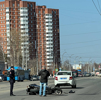 Мотоцикл влетел в машину стражей порядка в Кемерове