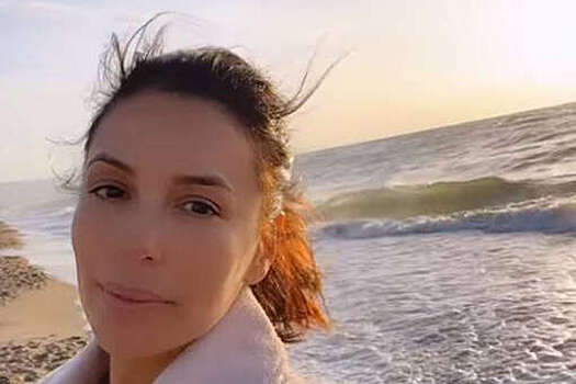 47-летняя звезда "Отчаянных домохозяек" Ева Лонгория снялась без макияжа на пляже