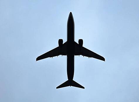 Пилоты самолета с россиянами на борту заметили неизвестный предмет в небе