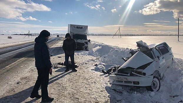 В Татарстане грузовой фургон раздавил авто с женщиной и двумя детьми