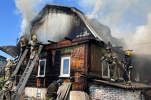 В Барнауле пожар охватил три частных дома