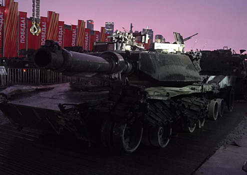На выставку Минобороны России на Поклонной горе доставили танк M1 Abrams и штурмовую инженерную машину M1150 Assault Breacher Vehicle производства США