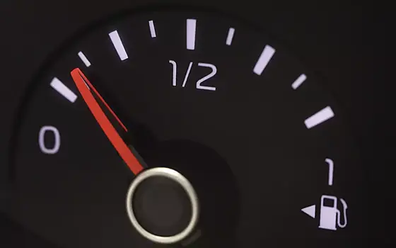 Почему врет указатель уровня топлива и чем это грозит