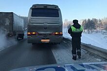 В Кузбассе сотрудники ГИБДД оказали помощь водителю и пассажирам сломавшегося на трассе автобуса