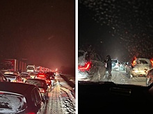 Снегопады в регионах привели к многокилометровым пробкам, лавинам и обрывам ЛЭП