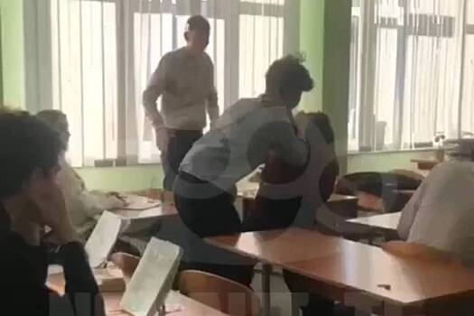 Избиение школьницы в Санкт-Петербурге попало на видео