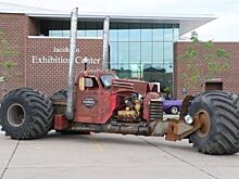 Огромный трехколесный рэт-род с кабиной от старого грузовика