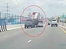 Водитель малолитражки, протиснувшейся между легковушками, упал с эстакады в Таиланде