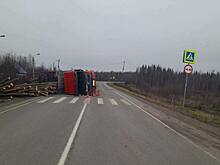 В Мурашинском районе водитель «уложил» грузовик на бок