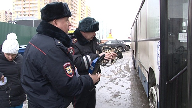 В Саратове патрульные проверяли автобусы, пока водители пили чай