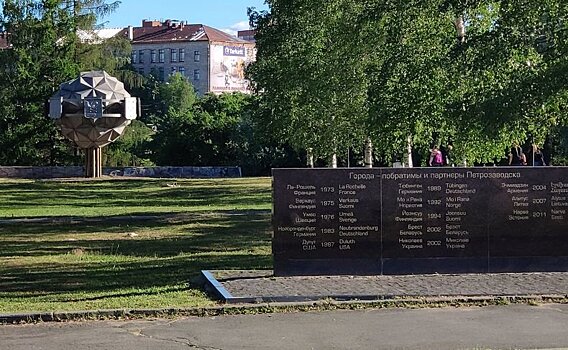 «Дерево дружбы» в Петрозаводске не смогут снести в ближайшие месяцы