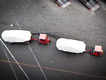 Дрон заснял загадочные модели на заводе Tesla