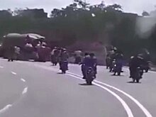 Видео: Манифестанты подожгли грузовик в Венесуэле