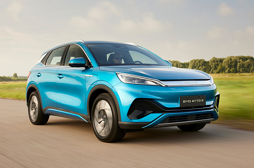 #23: BYD Atto 3 — 355,2 тысячи. Электромобиль китайской фирмы BYD поступил в продажу в конце 2022 году, так что сравнивать динамику продаж не с чем. Но цифры в любом случае впечатляющие: кроссовер С-сегмента сразу оказался на 23-й позиции с результатом в 355,2 тысячи машин, большая часть из которых продана в Китае, а на Европу приходится 12,4 тысячи. Причём это лишь одна из трёх моделей BYD в топ-тридцатке JATO Dynamics!