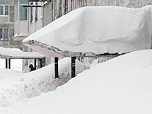 В Салехарде ребенок провел в сугробе несколько часов вниз головой