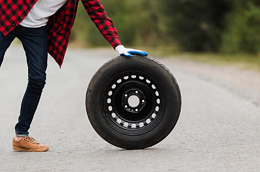 Мужчина получил ранения от отлетевшего колеса с грузовика