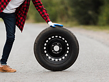 Мужчина получил ранения от отлетевшего колеса с грузовика