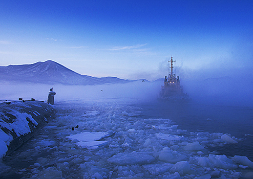 На Камчатке суда вспомогательного флота ТОФ провели профилактическую обколку льда в местах базирования боевых кораблей