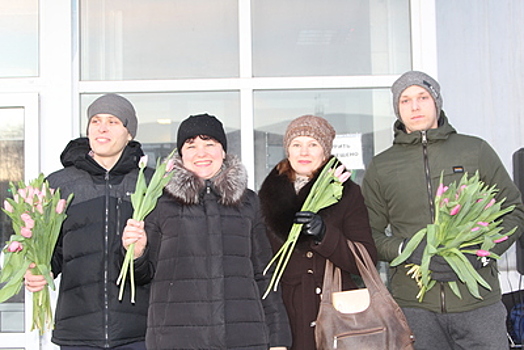 1 тыс тюльпанов подарили сотрудницам «Воскресенских минеральных удобрений» к 8 Марта