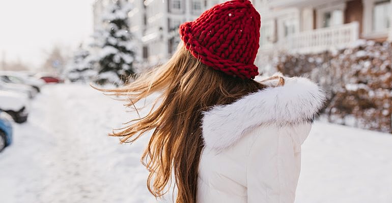 Эксперт назвал мифом увязку прогулок зимой без шапки и менингита