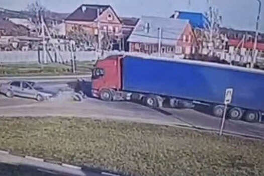 В Краснодарском крае на видео попало, как 12-летний водитель улетел под фуру