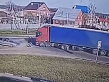В Краснодарском крае на видео попало, как 12-летний водитель улетел под фуру