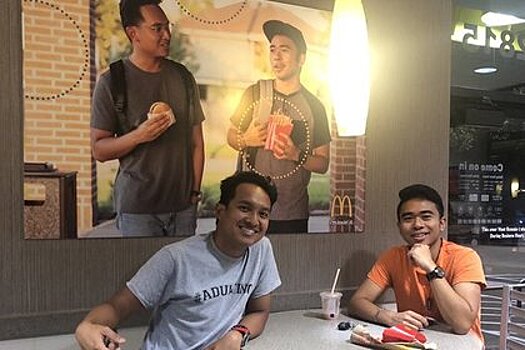 Студенты повесили свое фото в «Макдоналдсе»