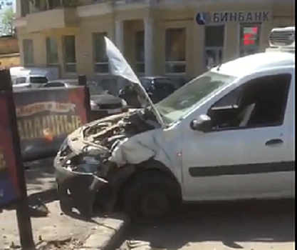 «Он летел на красный»: в центре Волгограда кроссовер вытолкнул на тротуар Lada Largus