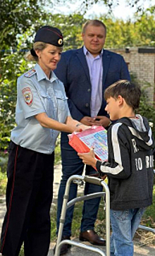 В Хабаровском крае полицейские и общественники поздравили школьников с новым учебным годом